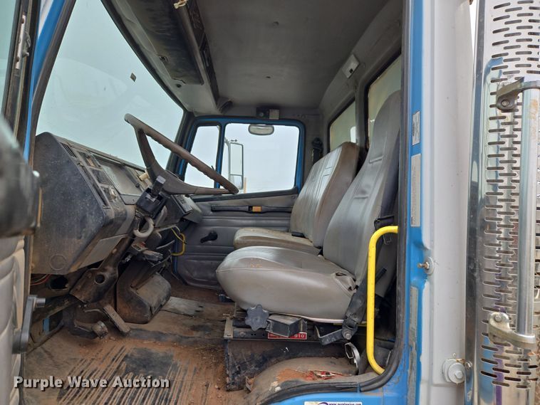 image for item ET1176 2002 Freightliner FL70 flatbed truck