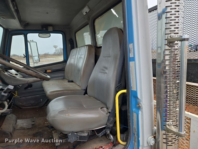 image for item ET1176 2002 Freightliner FL70 flatbed truck