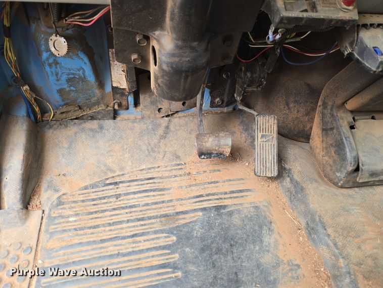 image for item ET1176 2002 Freightliner FL70 flatbed truck