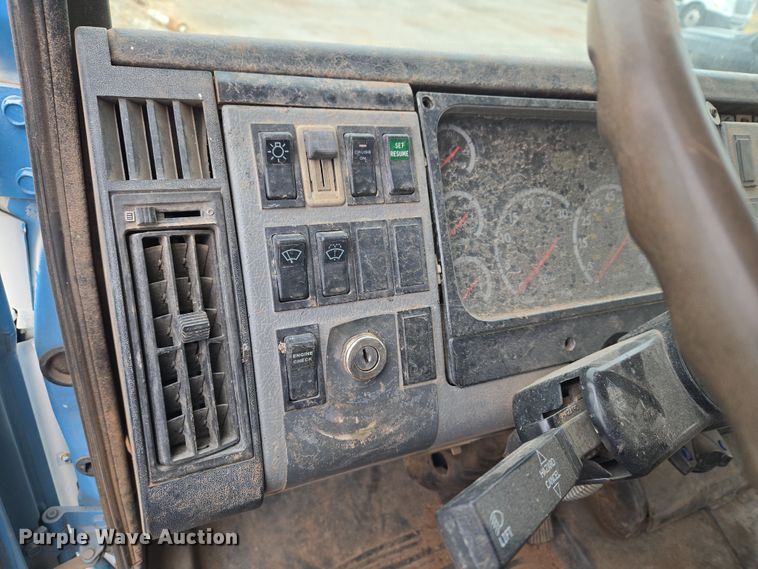 image for item ET1176 2002 Freightliner FL70 flatbed truck