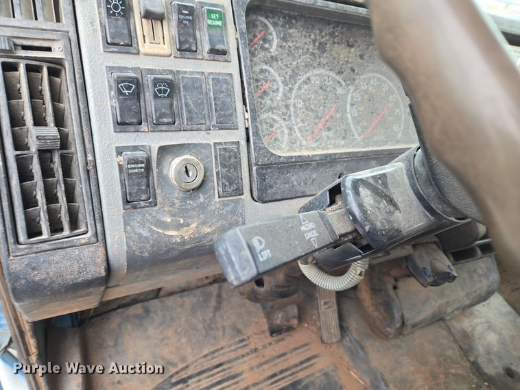 image for item ET1176 2002 Freightliner FL70 flatbed truck