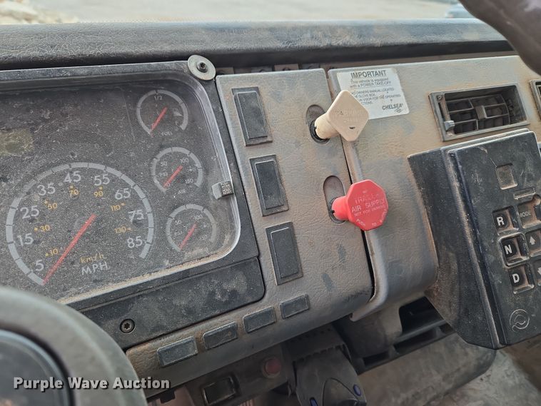 image for item ET1176 2002 Freightliner FL70 flatbed truck