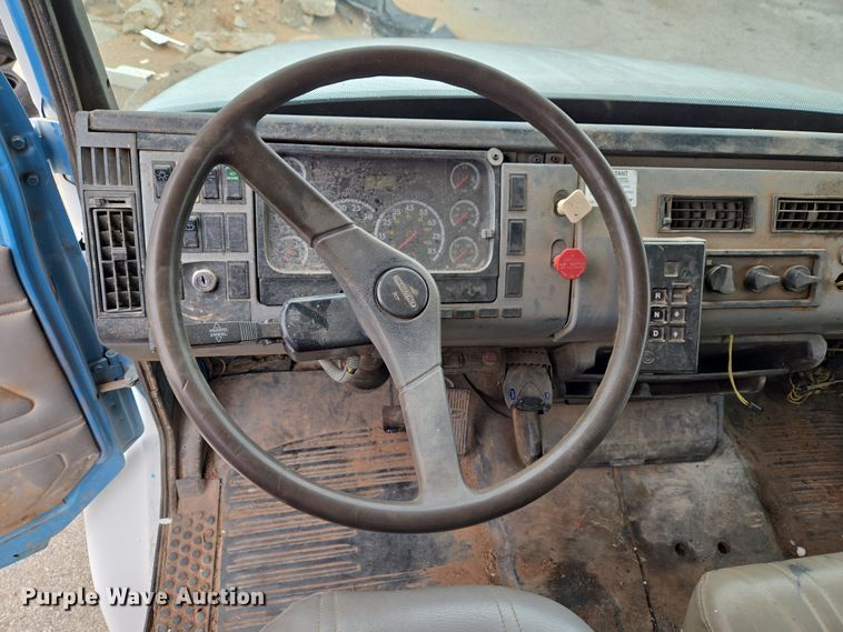 image for item ET1176 2002 Freightliner FL70 flatbed truck