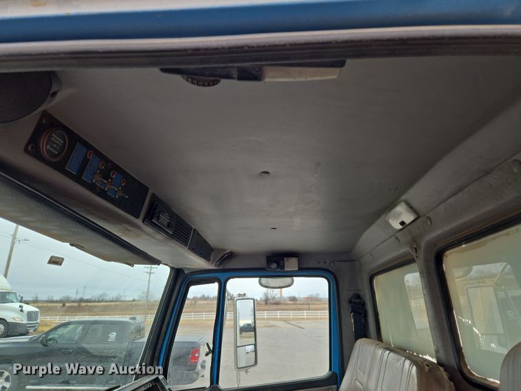 image for item ET1176 2002 Freightliner FL70 flatbed truck