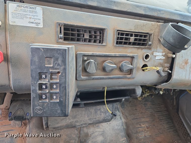 image for item ET1176 2002 Freightliner FL70 flatbed truck