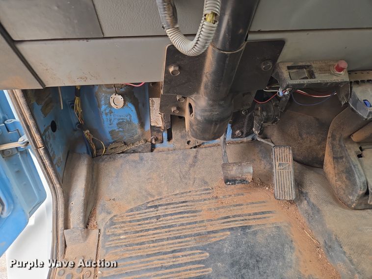 image for item ET1176 2002 Freightliner FL70 flatbed truck