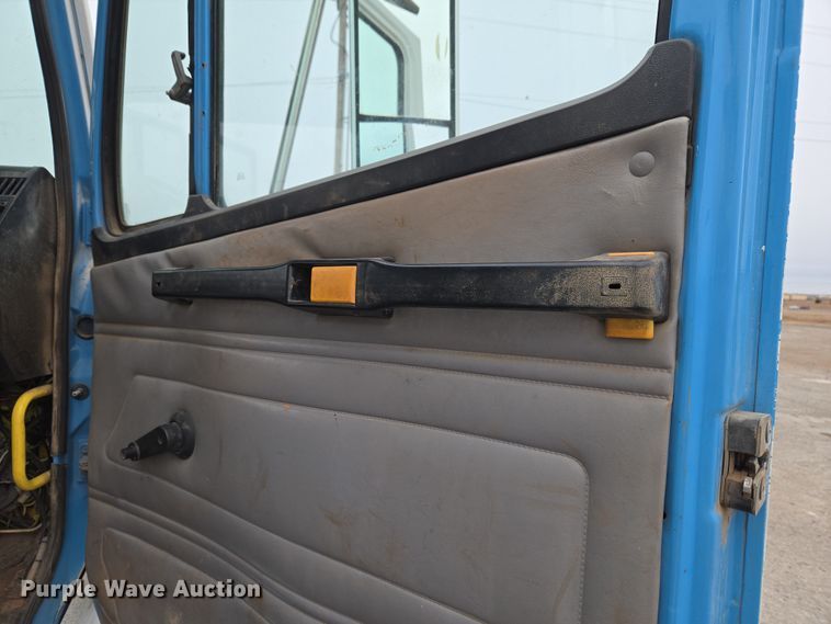 image for item ET1176 2002 Freightliner FL70 flatbed truck