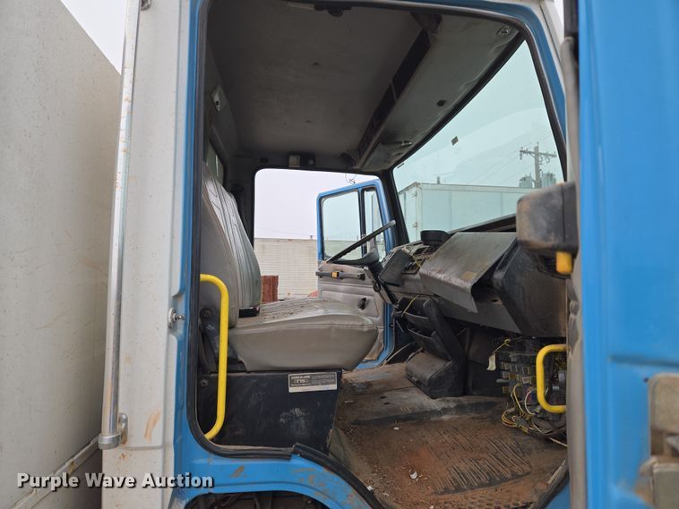 image for item ET1176 2002 Freightliner FL70 flatbed truck