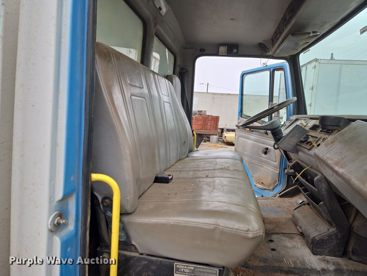 image for item ET1176 2002 Freightliner FL70 flatbed truck