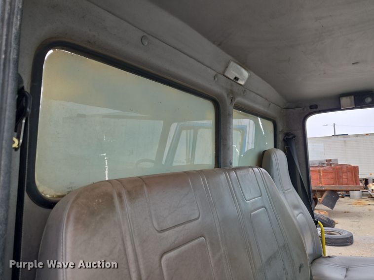 image for item ET1176 2002 Freightliner FL70 flatbed truck