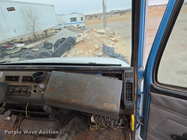 image for item ET1176 2002 Freightliner FL70 flatbed truck