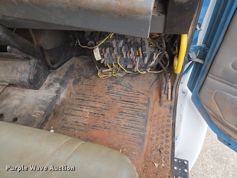 image for item ET1176 2002 Freightliner FL70 flatbed truck