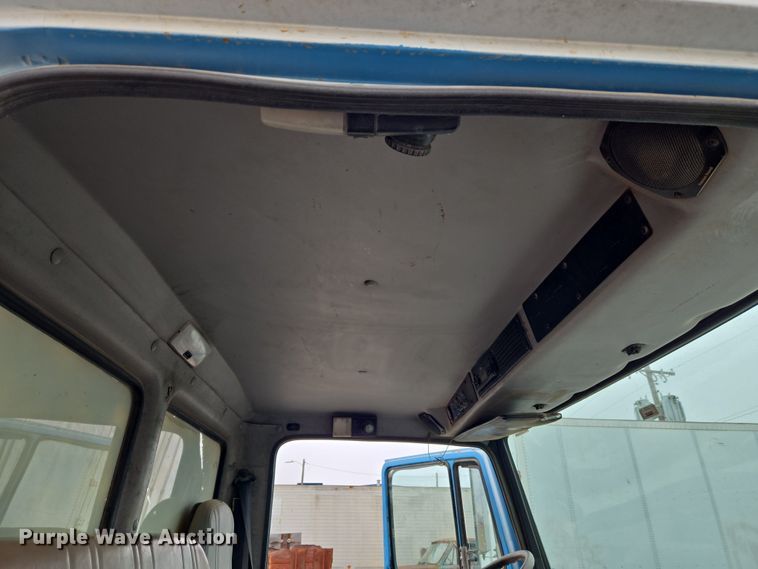 image for item ET1176 2002 Freightliner FL70 flatbed truck