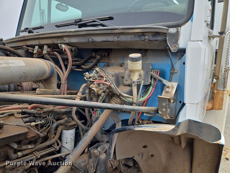 image for item ET1176 2002 Freightliner FL70 flatbed truck