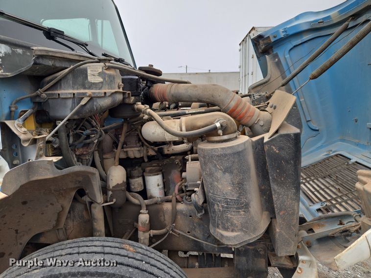 image for item ET1176 2002 Freightliner FL70 flatbed truck