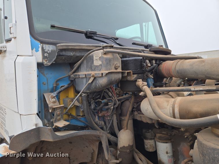 image for item ET1176 2002 Freightliner FL70 flatbed truck