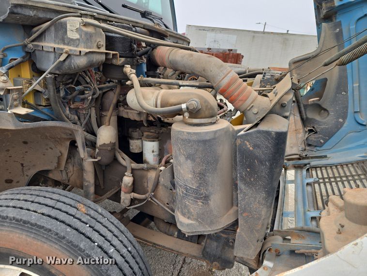 image for item ET1176 2002 Freightliner FL70 flatbed truck