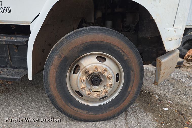 image for item ET1176 2002 Freightliner FL70 flatbed truck