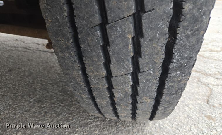 image for item ET1176 2002 Freightliner FL70 flatbed truck