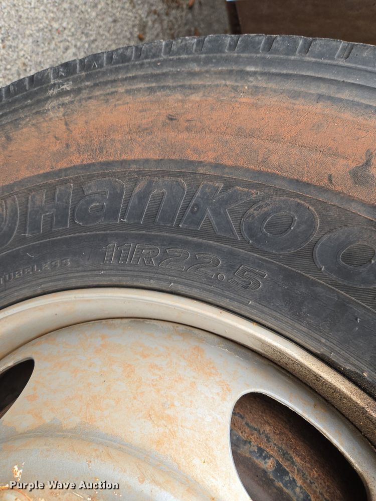 image for item ET1176 2002 Freightliner FL70 flatbed truck