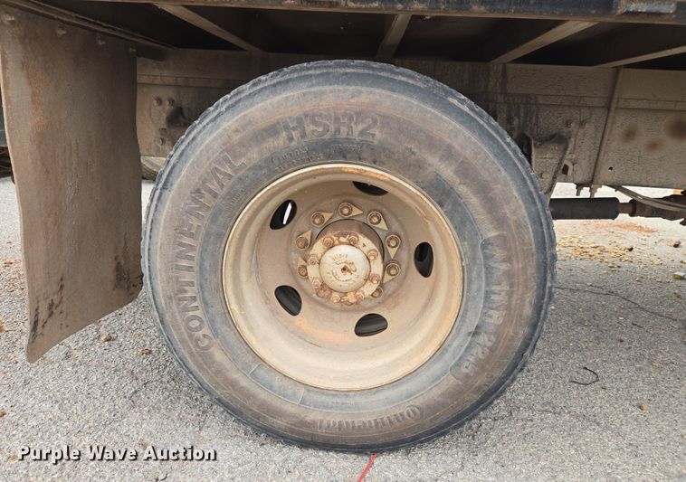 image for item ET1176 2002 Freightliner FL70 flatbed truck