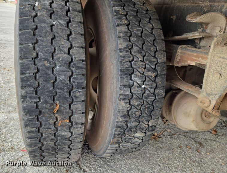 image for item ET1176 2002 Freightliner FL70 flatbed truck