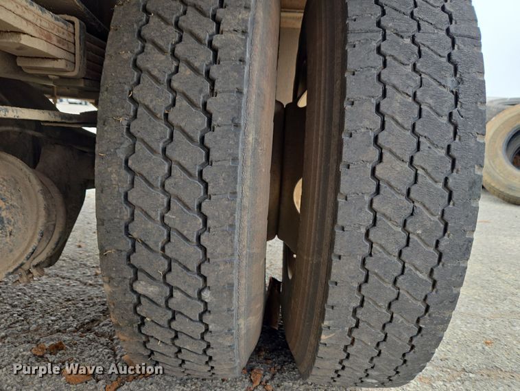 image for item ET1176 2002 Freightliner FL70 flatbed truck