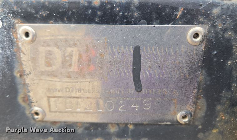 image for item ET1176 2002 Freightliner FL70 flatbed truck