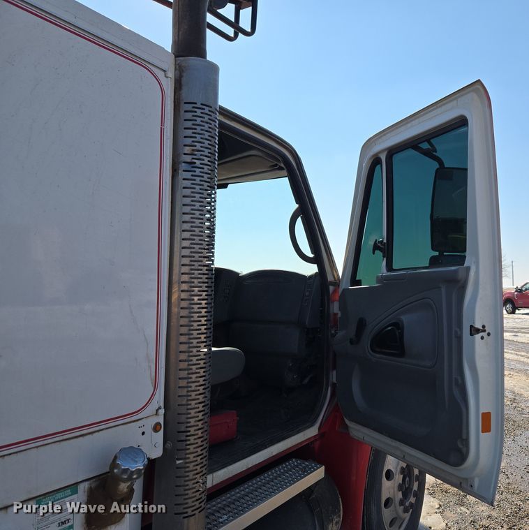 image for item ET1224 2007 International 4300 utility / service truck