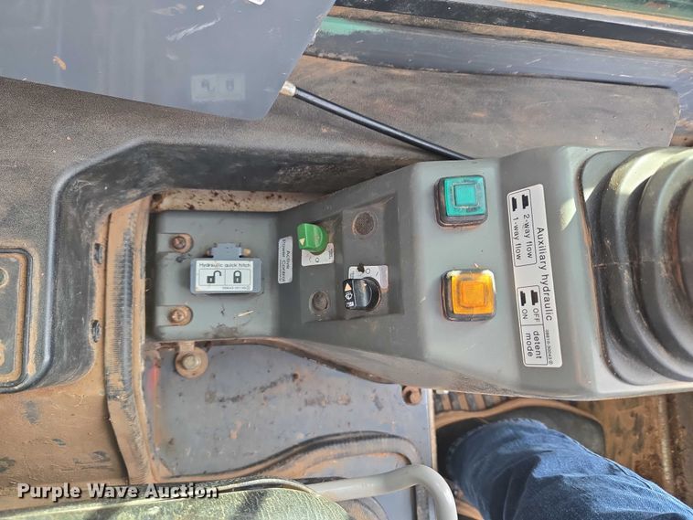 image for item ET1240 2017 Takeuchi TL8 tracked skid steer loader