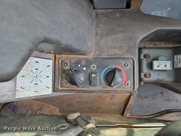 image for item ET1240 2017 Takeuchi TL8 tracked skid steer loader