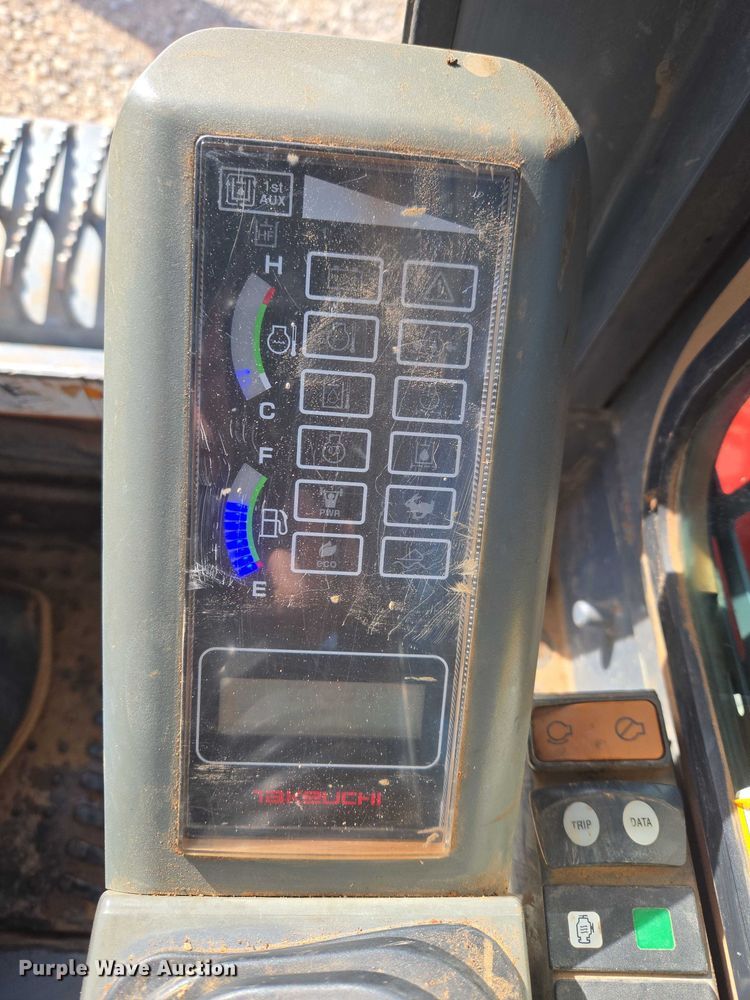 image for item ET1240 2017 Takeuchi TL8 tracked skid steer loader