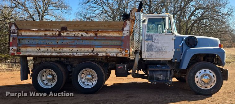 image for item ET1244 1990 Ford LT9000 dump truck