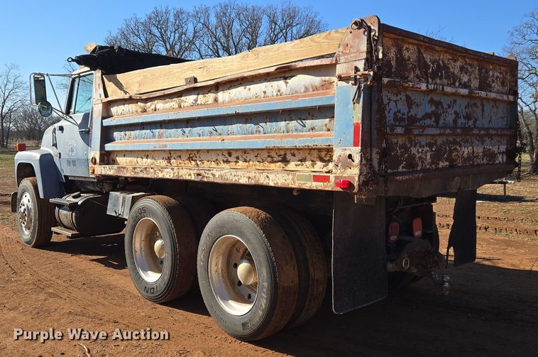 image for item ET1244 1990 Ford LT9000 dump truck