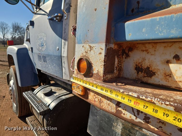 image for item ET1244 1990 Ford LT9000 dump truck
