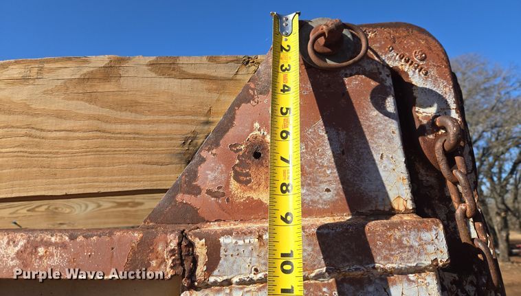 image for item ET1244 1990 Ford LT9000 dump truck