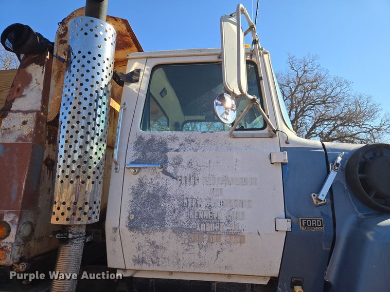 image for item ET1244 1990 Ford LT9000 dump truck