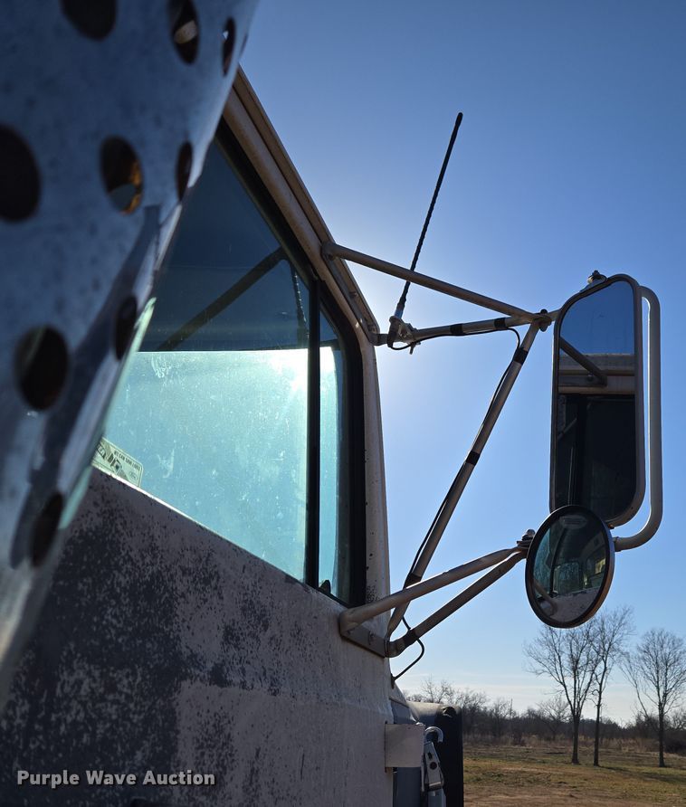 image for item ET1244 1990 Ford LT9000 dump truck