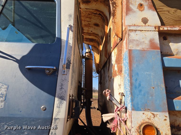 image for item ET1244 1990 Ford LT9000 dump truck