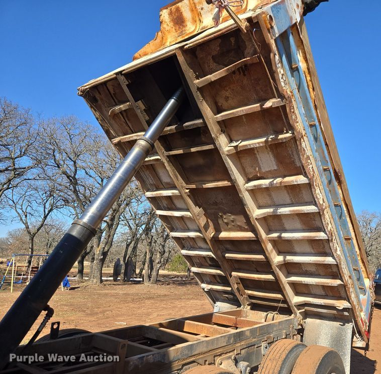 image for item ET1244 1990 Ford LT9000 dump truck