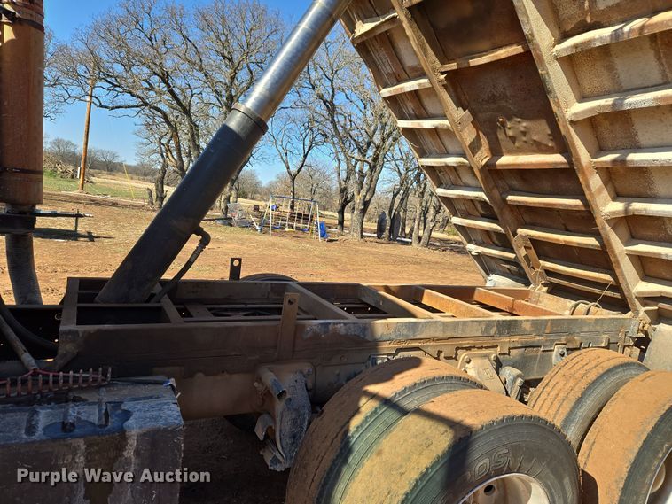 image for item ET1244 1990 Ford LT9000 dump truck