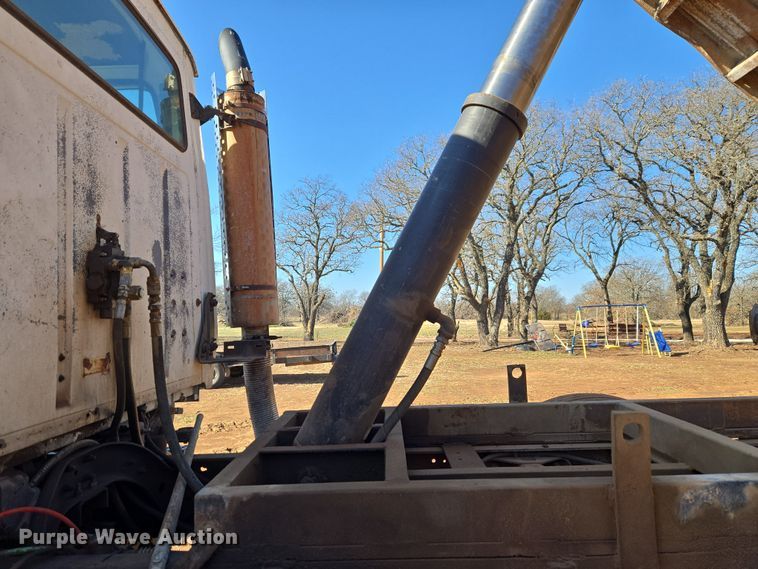 image for item ET1244 1990 Ford LT9000 dump truck