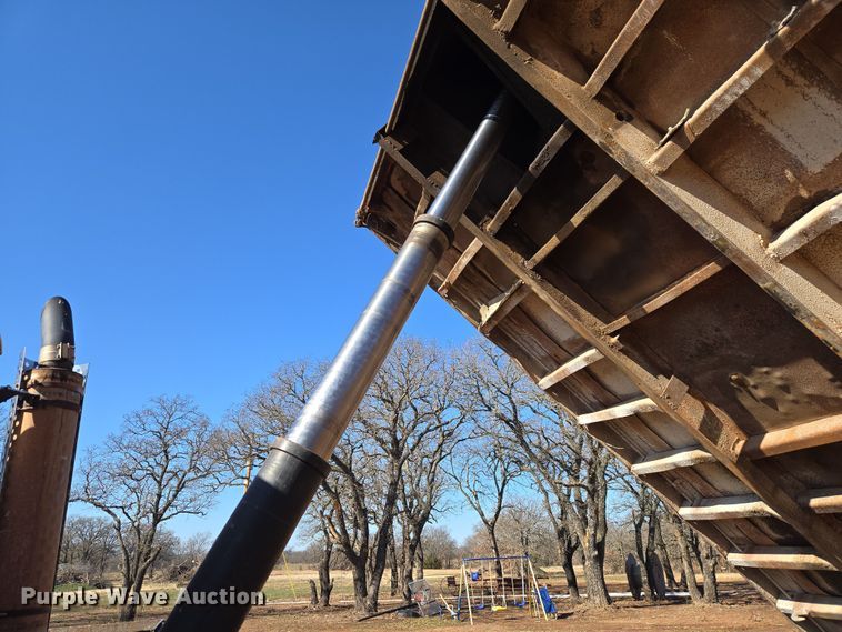 image for item ET1244 1990 Ford LT9000 dump truck