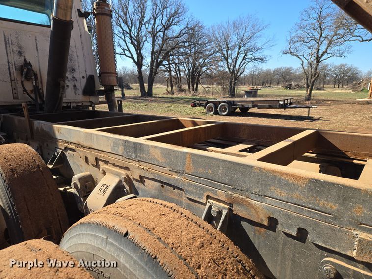 image for item ET1244 1990 Ford LT9000 dump truck