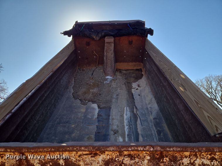 image for item ET1244 1990 Ford LT9000 dump truck