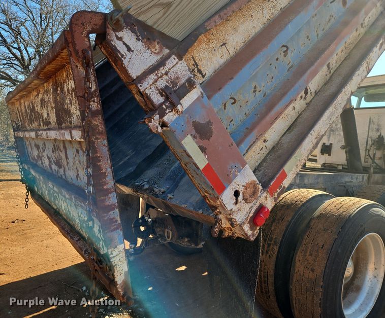 image for item ET1244 1990 Ford LT9000 dump truck