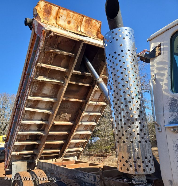 image for item ET1244 1990 Ford LT9000 dump truck