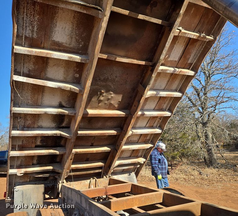 image for item ET1244 1990 Ford LT9000 dump truck