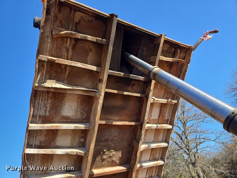 image for item ET1244 1990 Ford LT9000 dump truck