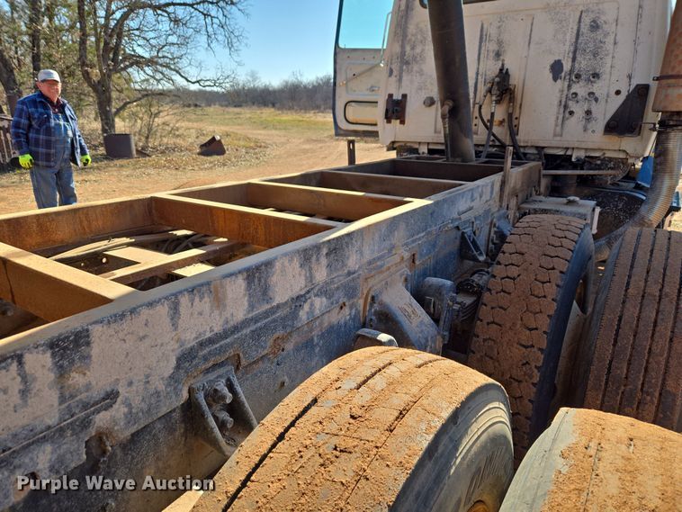image for item ET1244 1990 Ford LT9000 dump truck